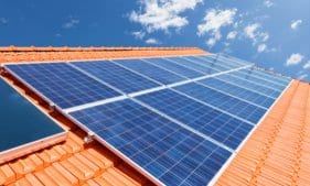 toiture equipee de panneaux solaires